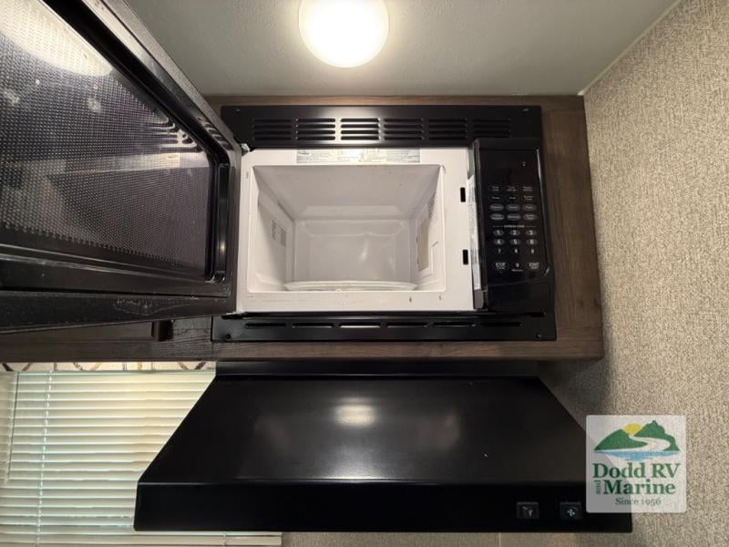 Pre-Owned 2019 Keystone RV 3350BH Grand Touring - photo - 11