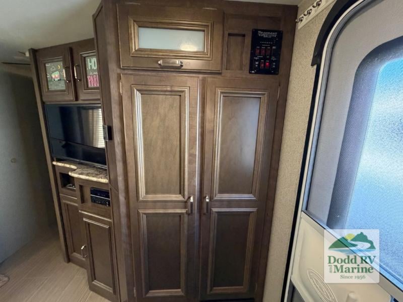 Pre-Owned 2019 Keystone RV 3350BH Grand Touring - photo - 20