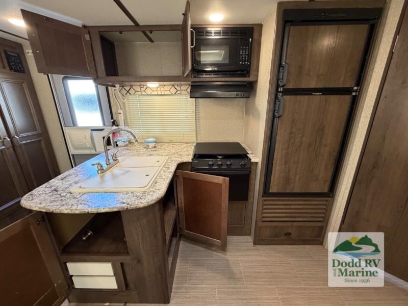 Pre-Owned 2019 Keystone RV 3350BH Grand Touring - photo - 8