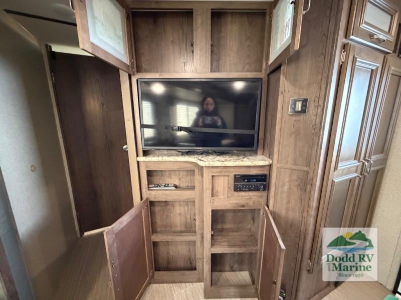 Pre-Owned 2019 Keystone RV 3350BH Grand Touring - photo - 19