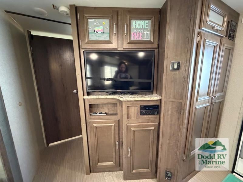 Pre-Owned 2019 Keystone RV 3350BH Grand Touring - photo - 18