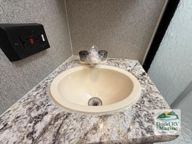 Pre-Owned 2019 Keystone RV 3350BH Grand Touring - photo - 27