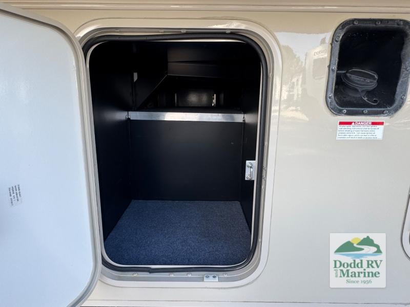 Pre-Owned 2018 Winnebago 29VE - photo - 17