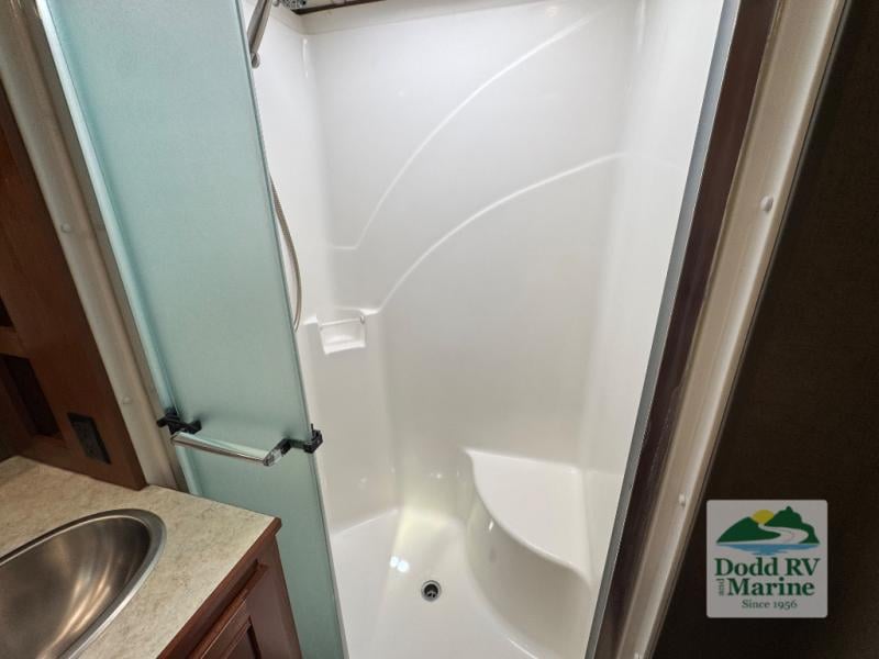 Pre-Owned 2018 Winnebago 38F - photo - 42
