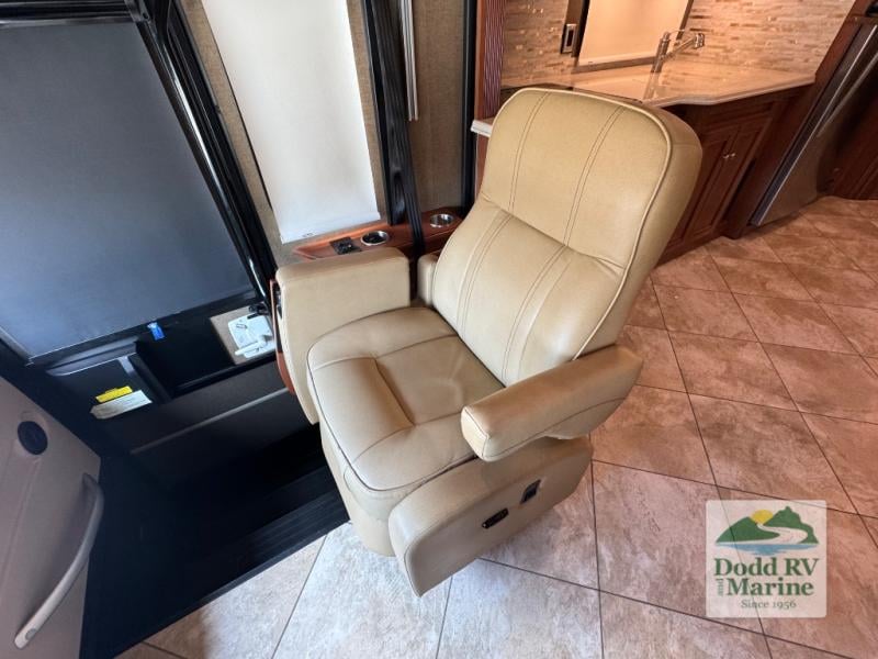 Pre-Owned 2018 Winnebago 38F - photo - 50