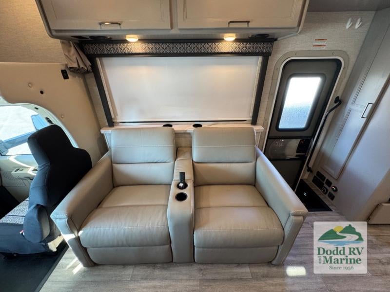 Pre-Owned 2025 Thor Motor Coach SE31 - photo - 16