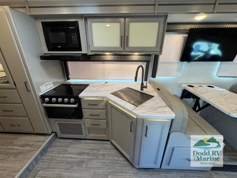 Pre-Owned 2025 Thor Motor Coach SE31 - photo - 23