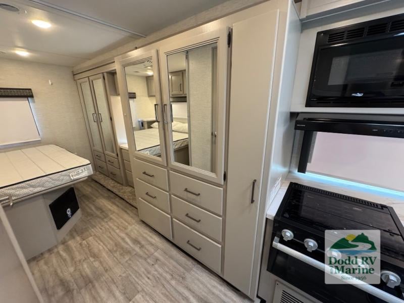 Pre-Owned 2025 Thor Motor Coach SE31 - photo - 27