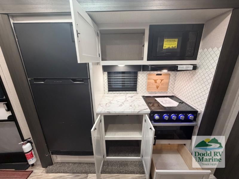 Pre-Owned 2022 Venture RV ST333VIK - photo - 8