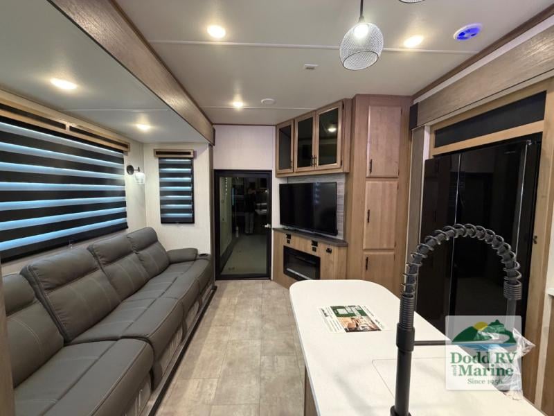 Pre-Owned 2024 Forest River RV VGF383G2 - photo - 4