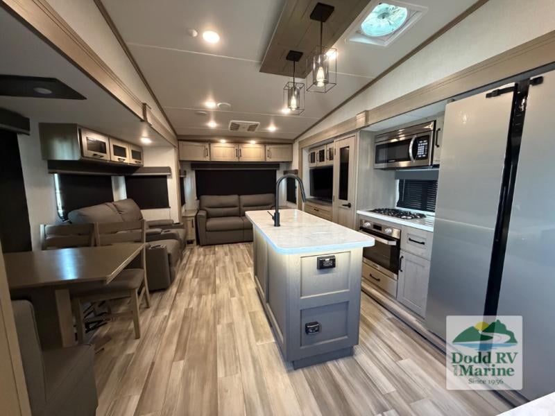 Pre-Owned 2023 Grand Design 303RLS - photo - 8