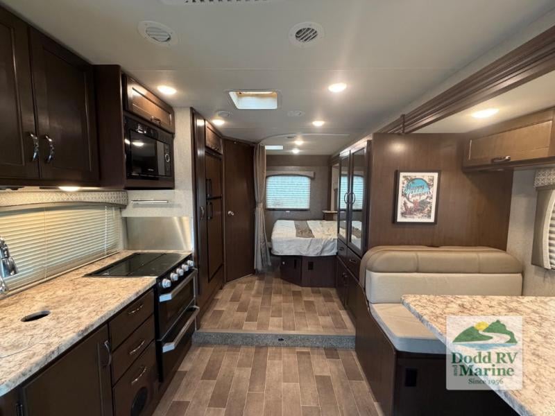 Pre-Owned 2020 Thor Motor Coach 24F - photo - 13