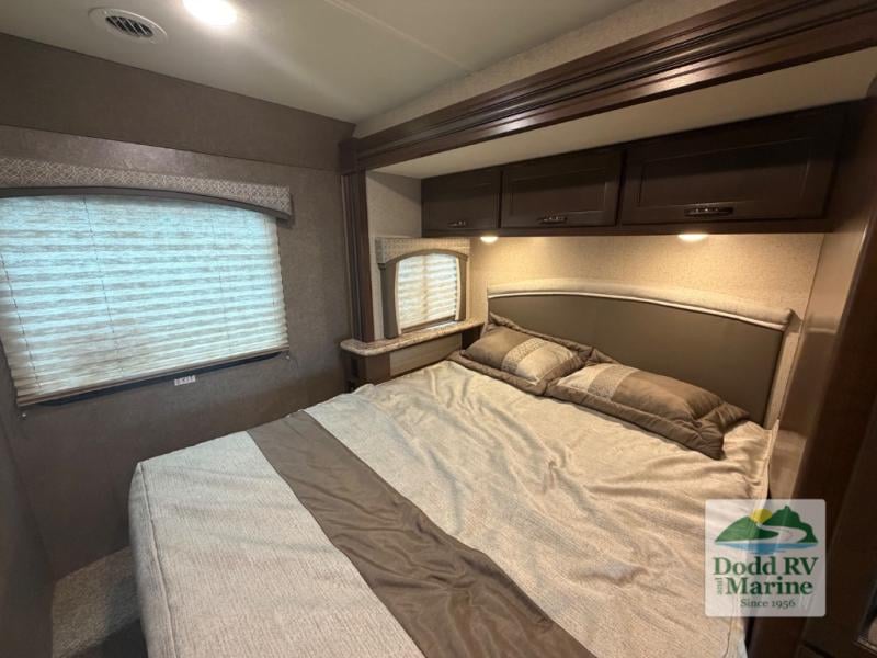 Pre-Owned 2020 Thor Motor Coach 24F - photo - 27