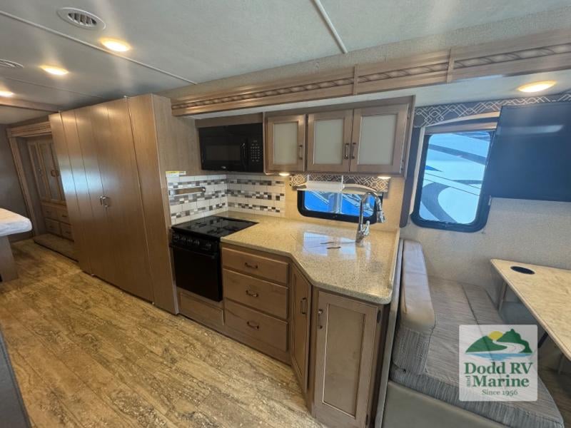 Pre-Owned 2018 Thor Motor Coach 34J - photo - 14