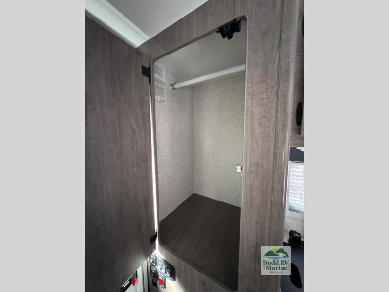 Pre-Owned 2025 Lance 825 - photo - 12