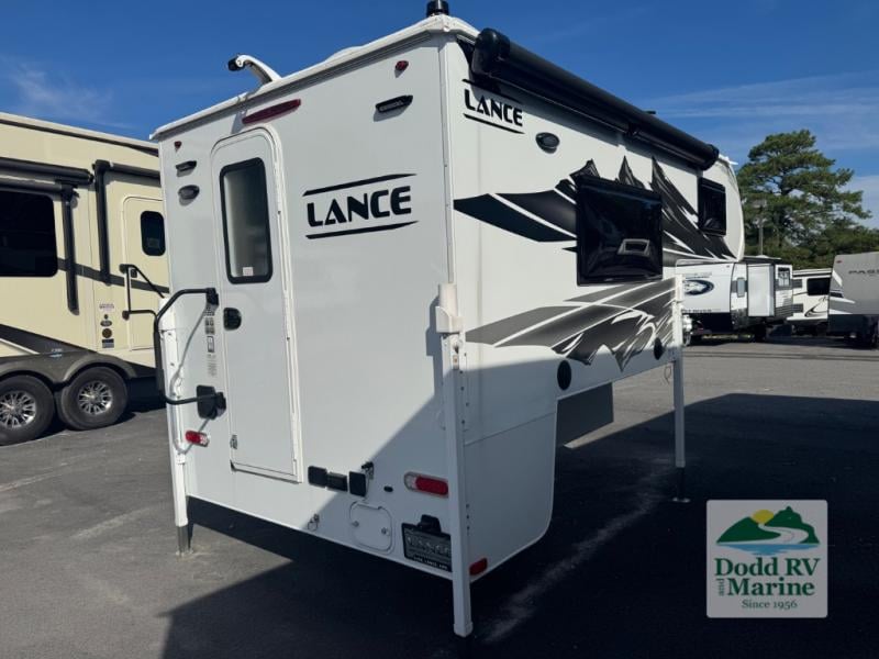 Pre-Owned 2025 Lance 825 - photo - 4