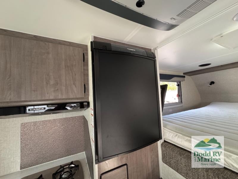Pre-Owned 2025 Lance 825 - photo - 11