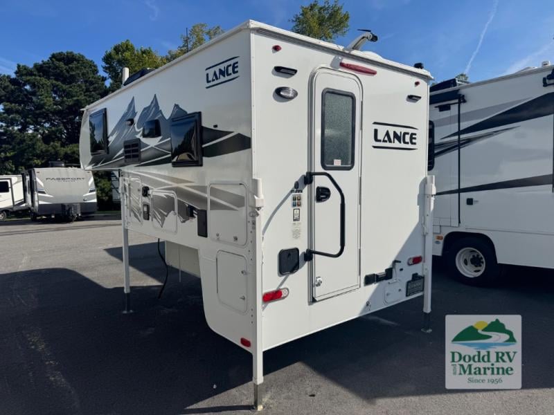 Pre-Owned 2025 Lance 825 - photo - 3