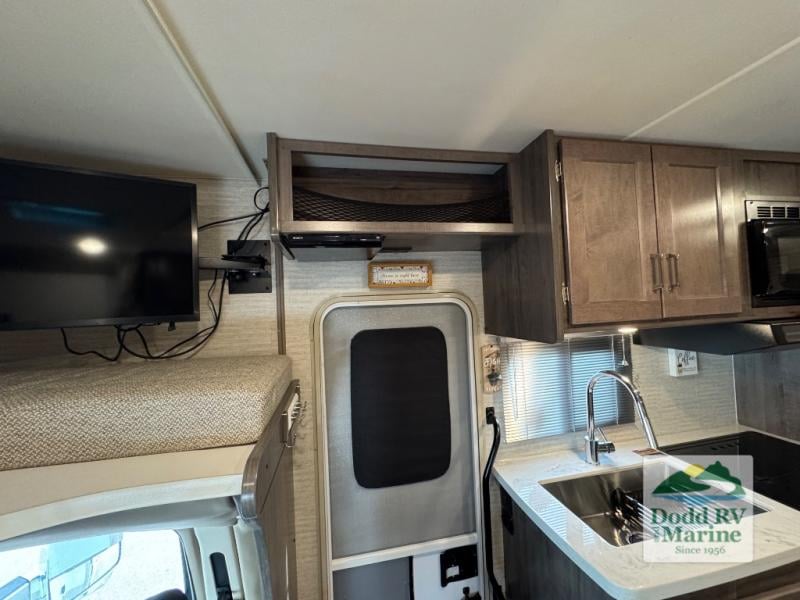 Pre-Owned 2025 Winnebago 22M - photo - 12